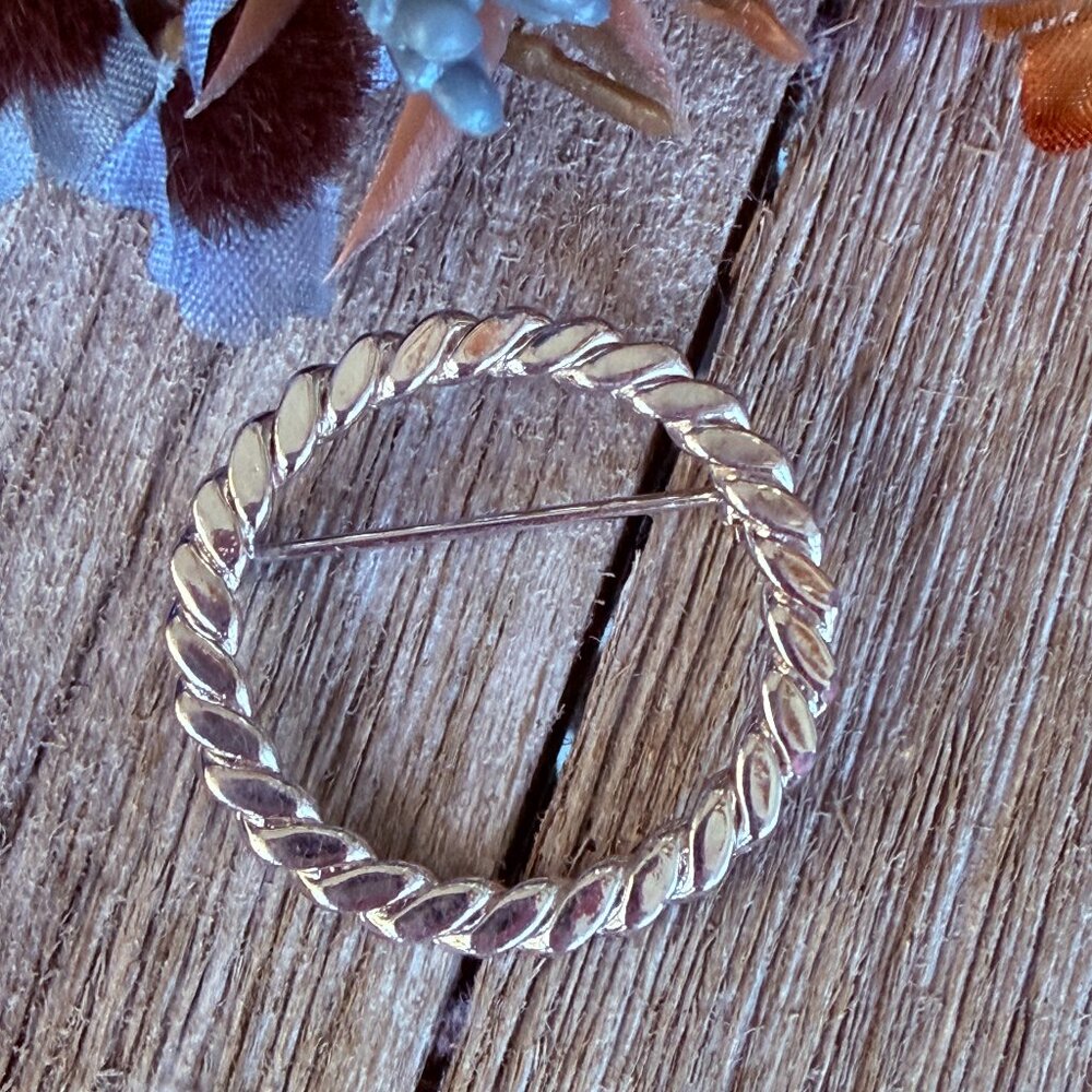 Vintage Twisted Circle Pin Brooch Silver Tone Infinity Loop 1.25”